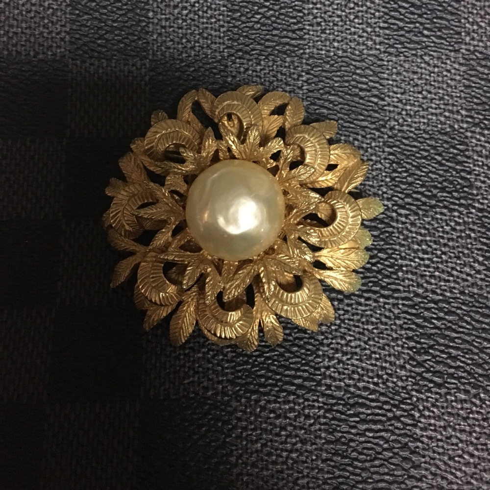 Elegant Gold and Pearl Brooch